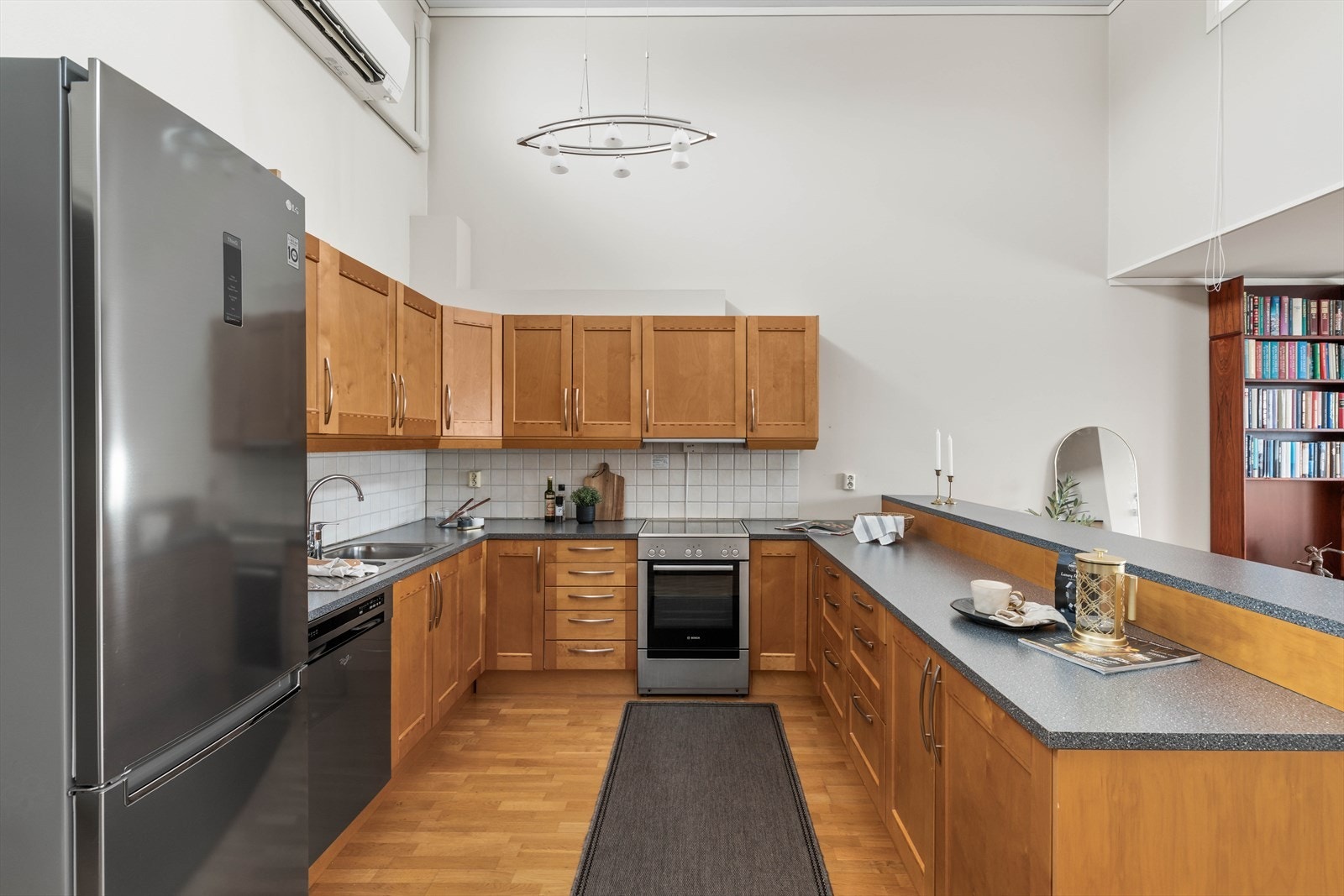 Kjøkkenet ligger i åpen løsning med stuen og har trefarget innredning med god skap- og benkeplass. Galleribilde