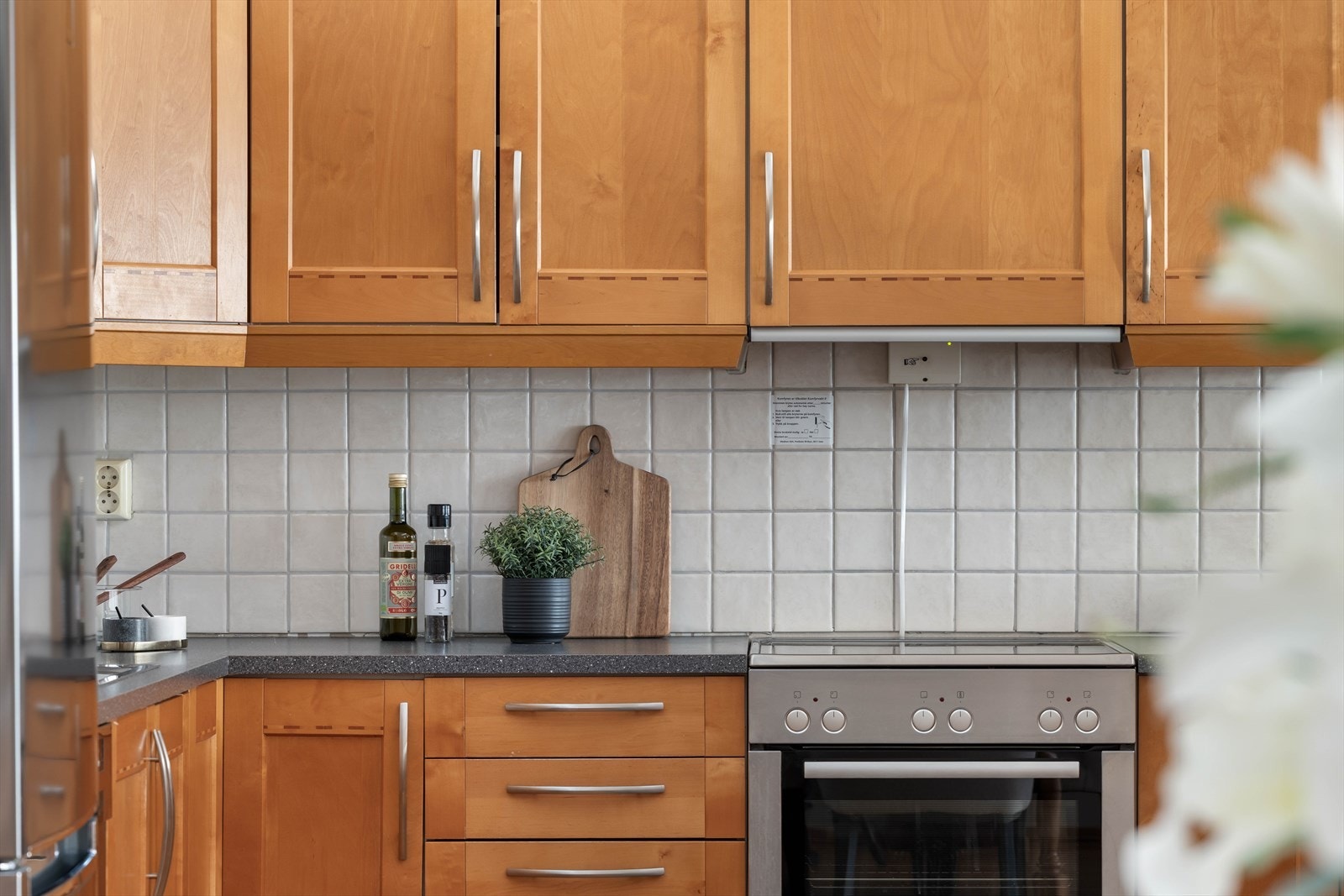 Innredningen har profilerte fronter og laminat benkeplate. Galleribilde