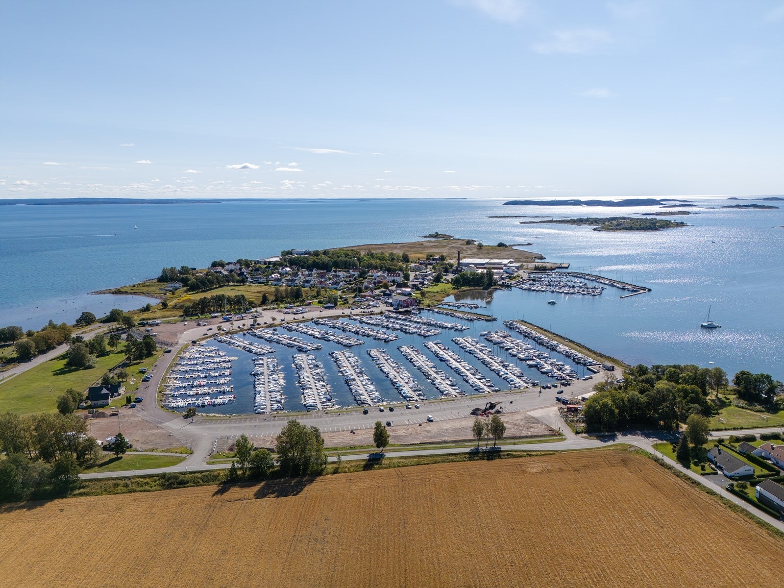 Området har en rekke fine turområder, blant annet ved Karlsvika Friområde, Bekketjønnmyra, Søndre Slagen kirke og Essoskogen. Vallø båthavn er også innen kort rekkevidde - Norges største båthavn med 1308 plasser! Galleribilde