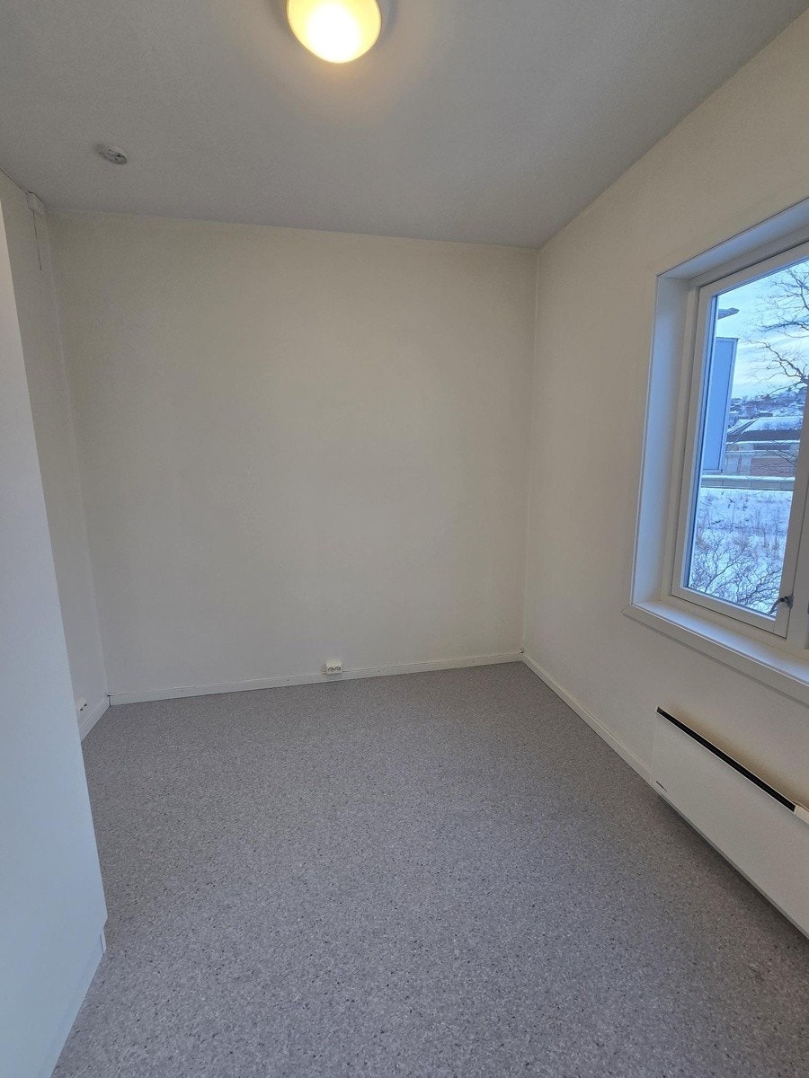 Soverom m/garderobeskap Galleribilde