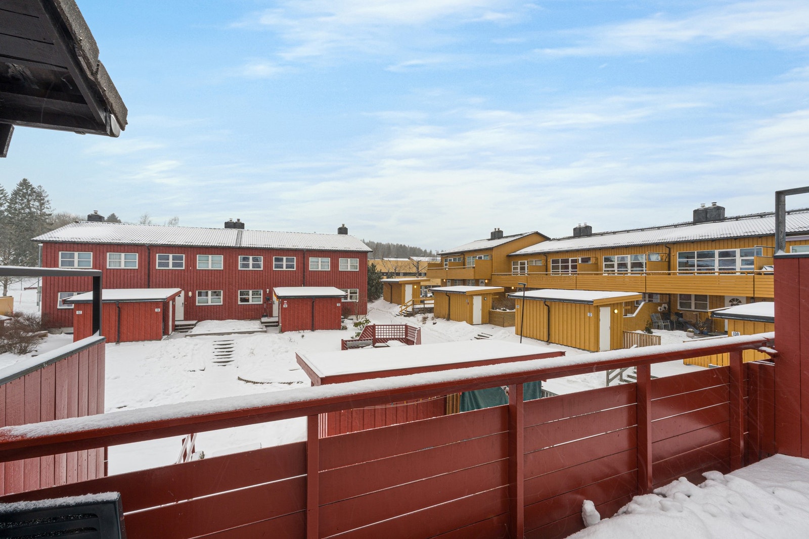 God plass til utemøblement på balkongen, som er vendt mot fellesareal. Galleribilde