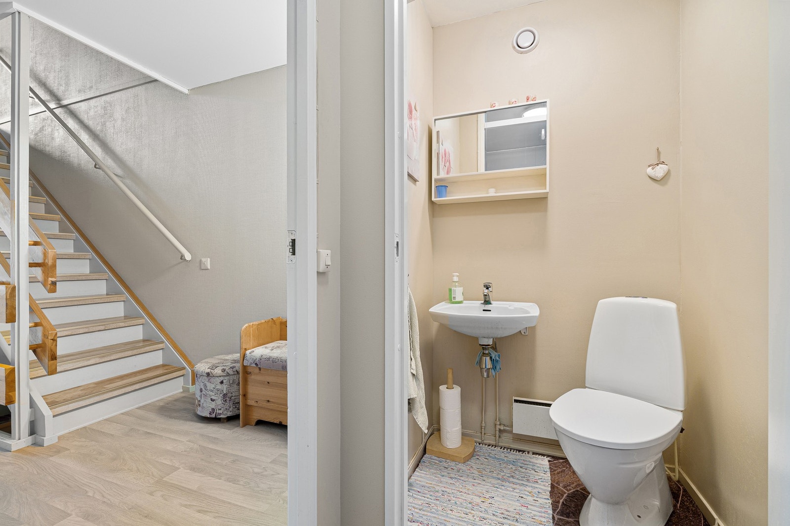 Separat toalett ved inngangspartiet. Galleribilde