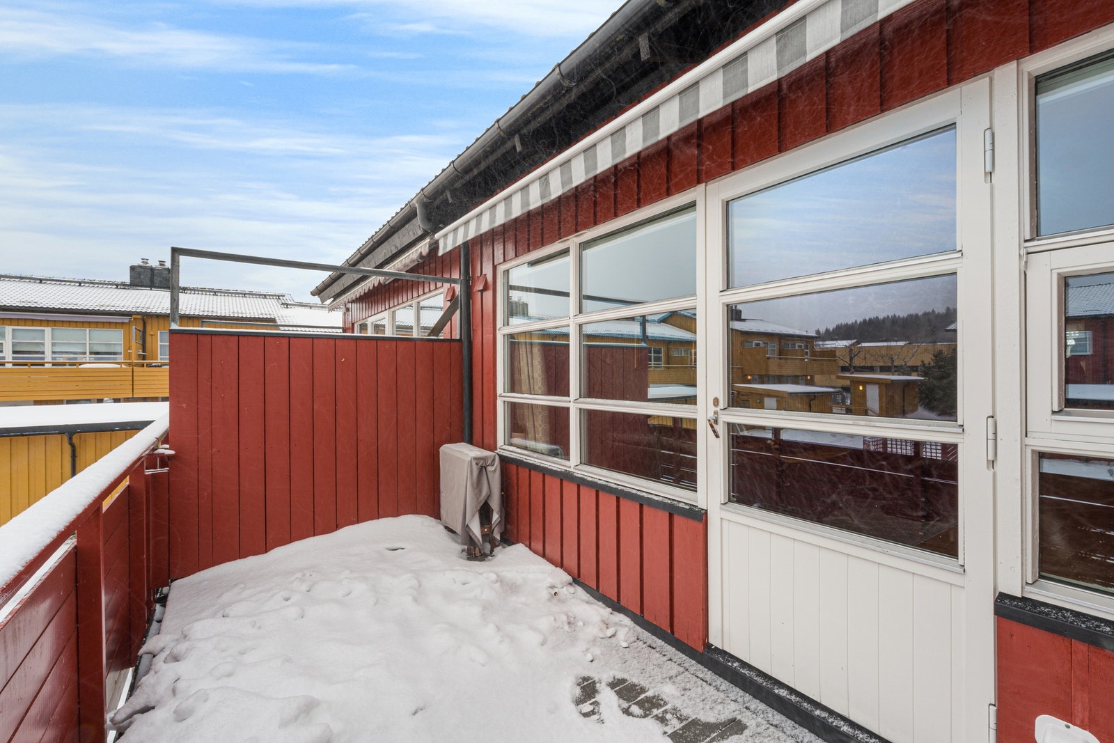 Fra stuen er det utgang til en herlig balkong. Galleribilde