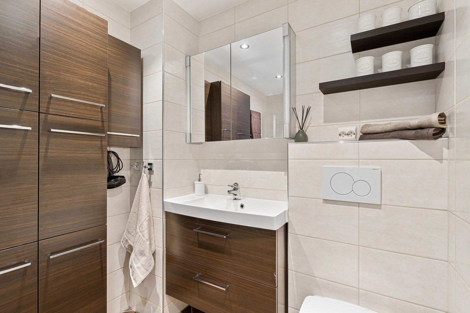 Flott baderomsinnredning med rikelig oppbevaringsplass. Galleribilde