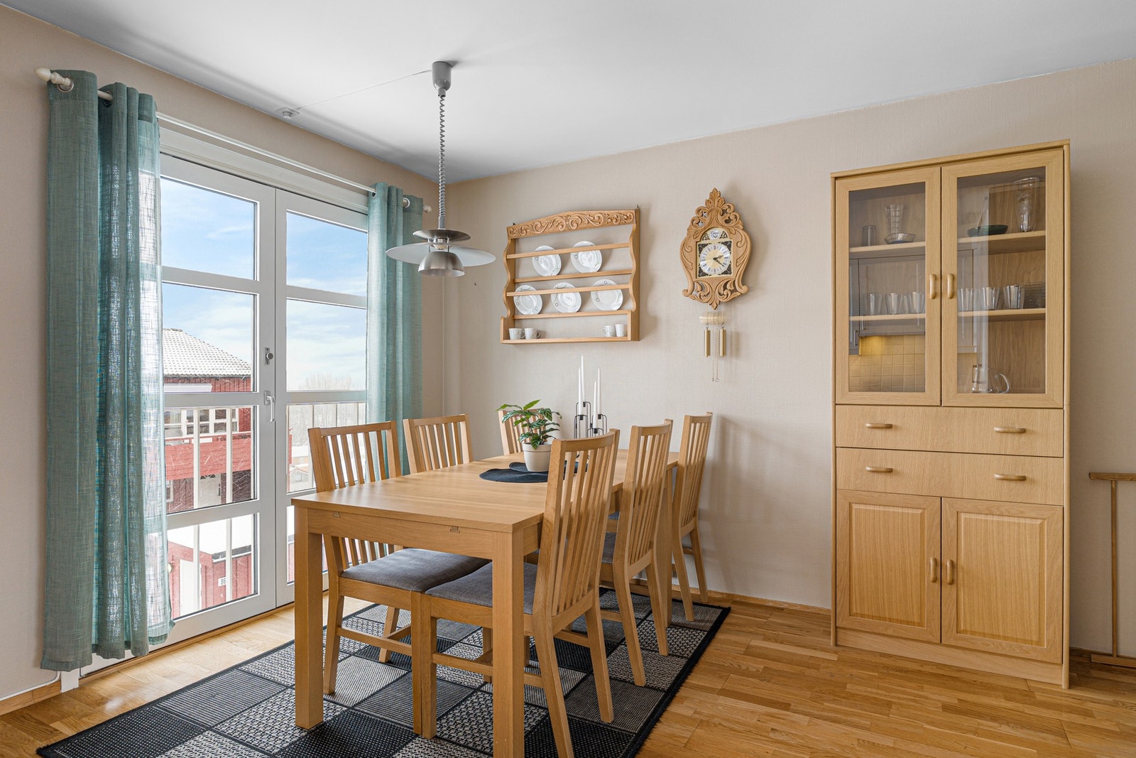 God plass til spisegruppe for hele familien i naturlig tilknytning til kjøkkenet. Galleribilde