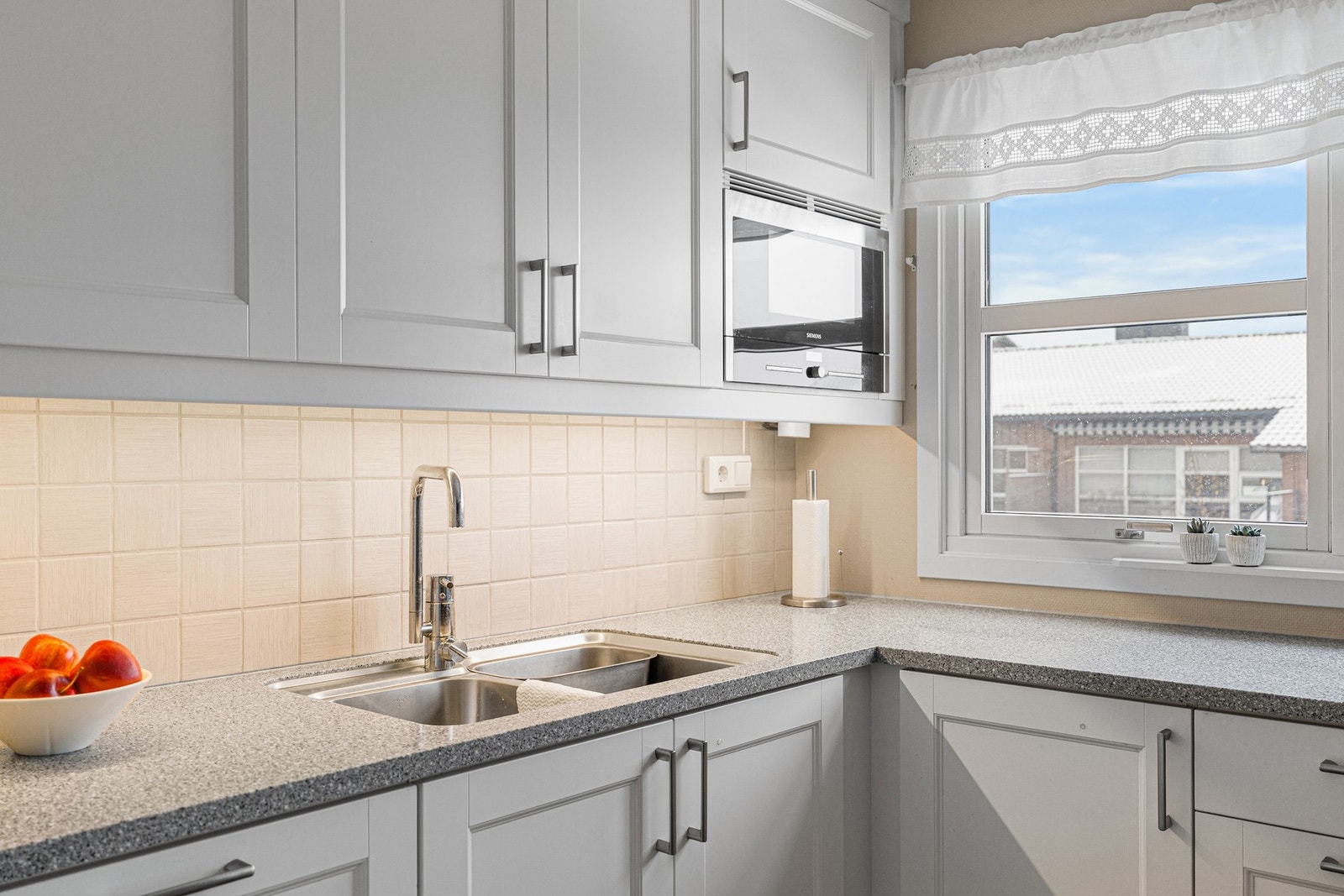 Godt med skap- og benkeplass på kjøkkenet. Galleribilde