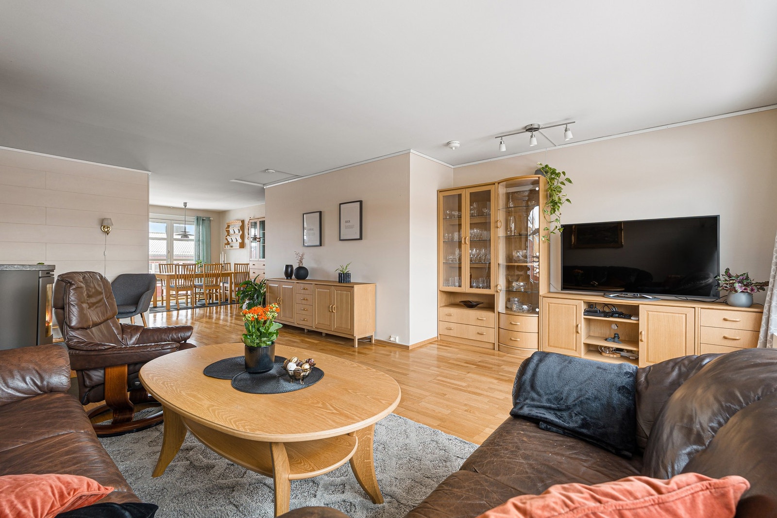 Boligen oppleves lys og luftig med en velholdt standard. Galleribilde