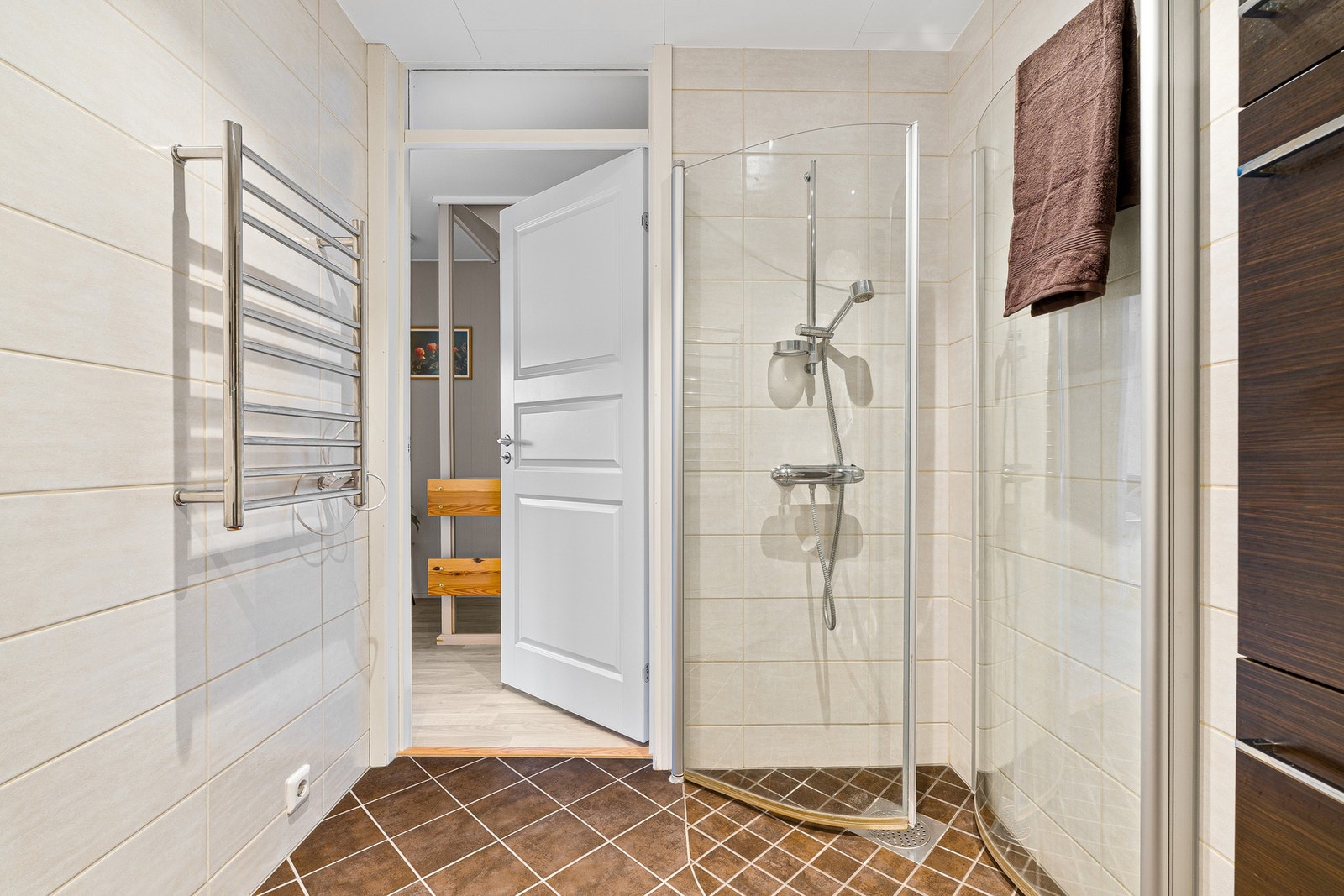 Dusjhjørne og vegghengt toalett på baderommet. Galleribilde