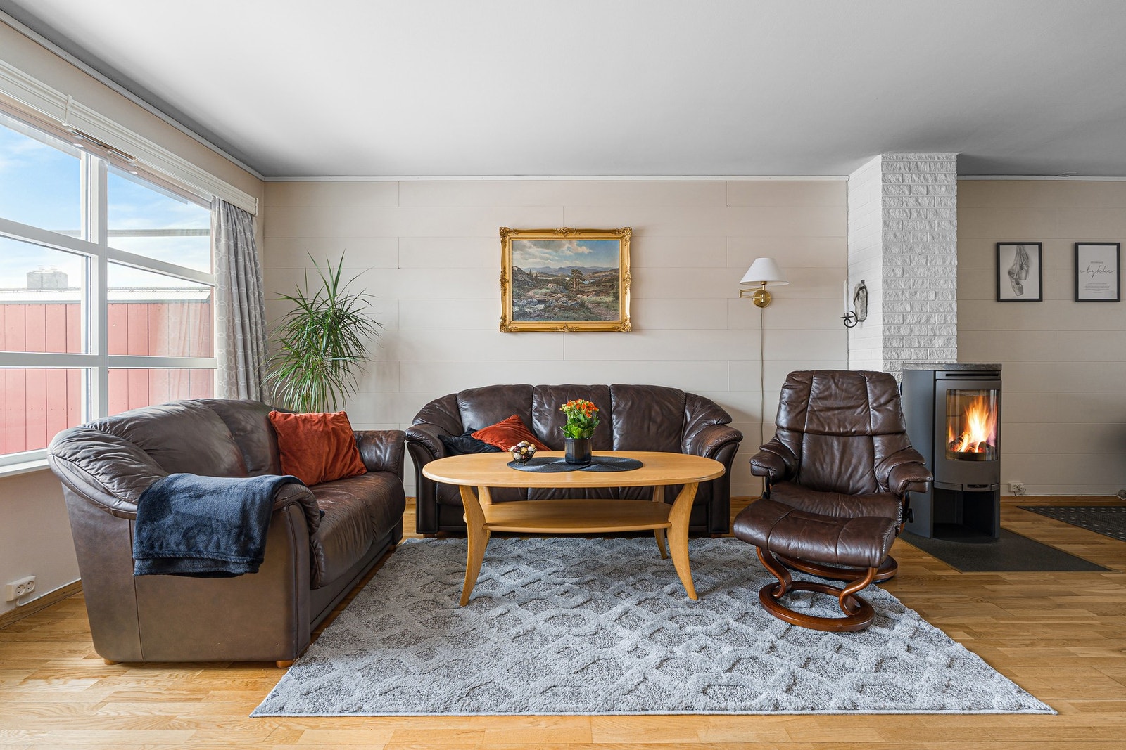 Store vindusflater gir godt med lysinnslipp og skaper en god romfølelse. Galleribilde