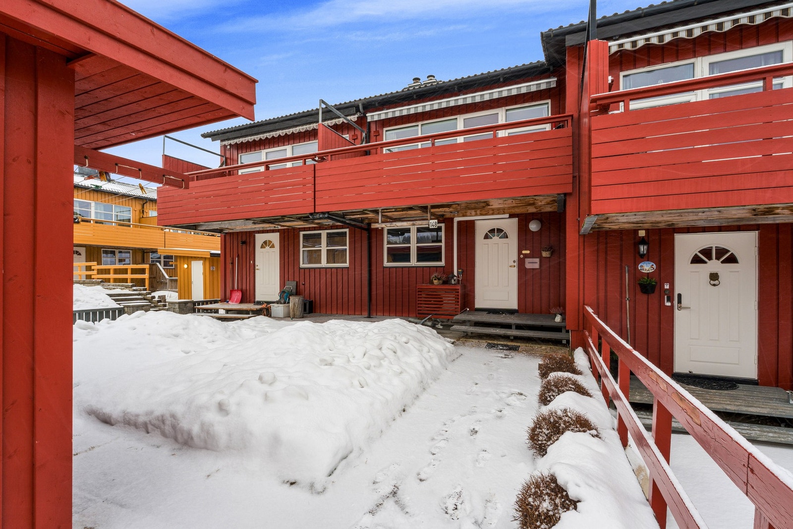 Her bor du med gangavstand til alt du trenger i hverdagen, trygge og bilfrie rekreasjonsruter til skole og barnehage, samt svært gode kollektivtilbud. I tillegg er det kort vei til Bymarka og Granåsen med flotte turmuligheter året rundt. Galleribilde