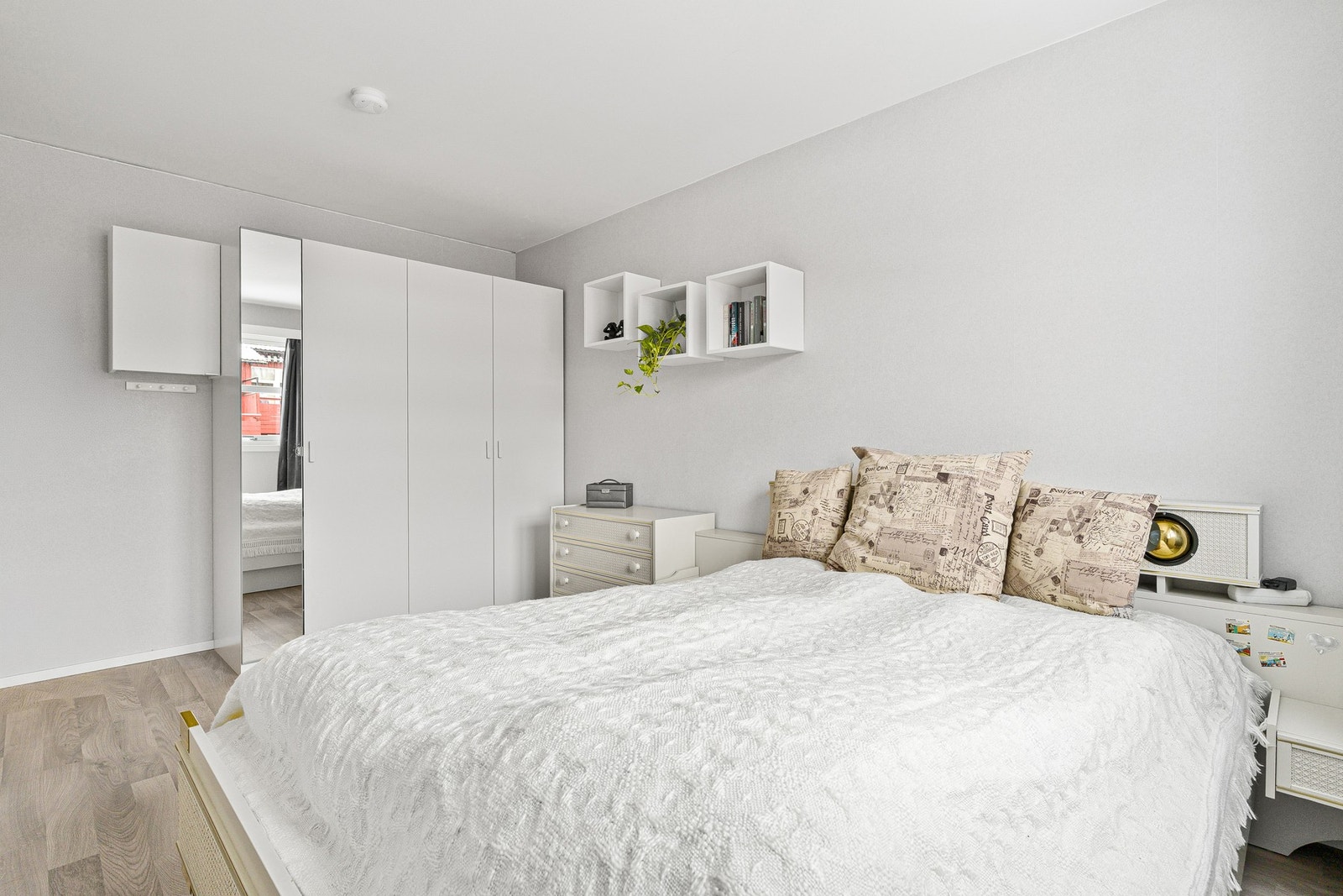 Romslig soverom på 12 kvm med god plass til dobbeltseng og garderobeløsning. Galleribilde