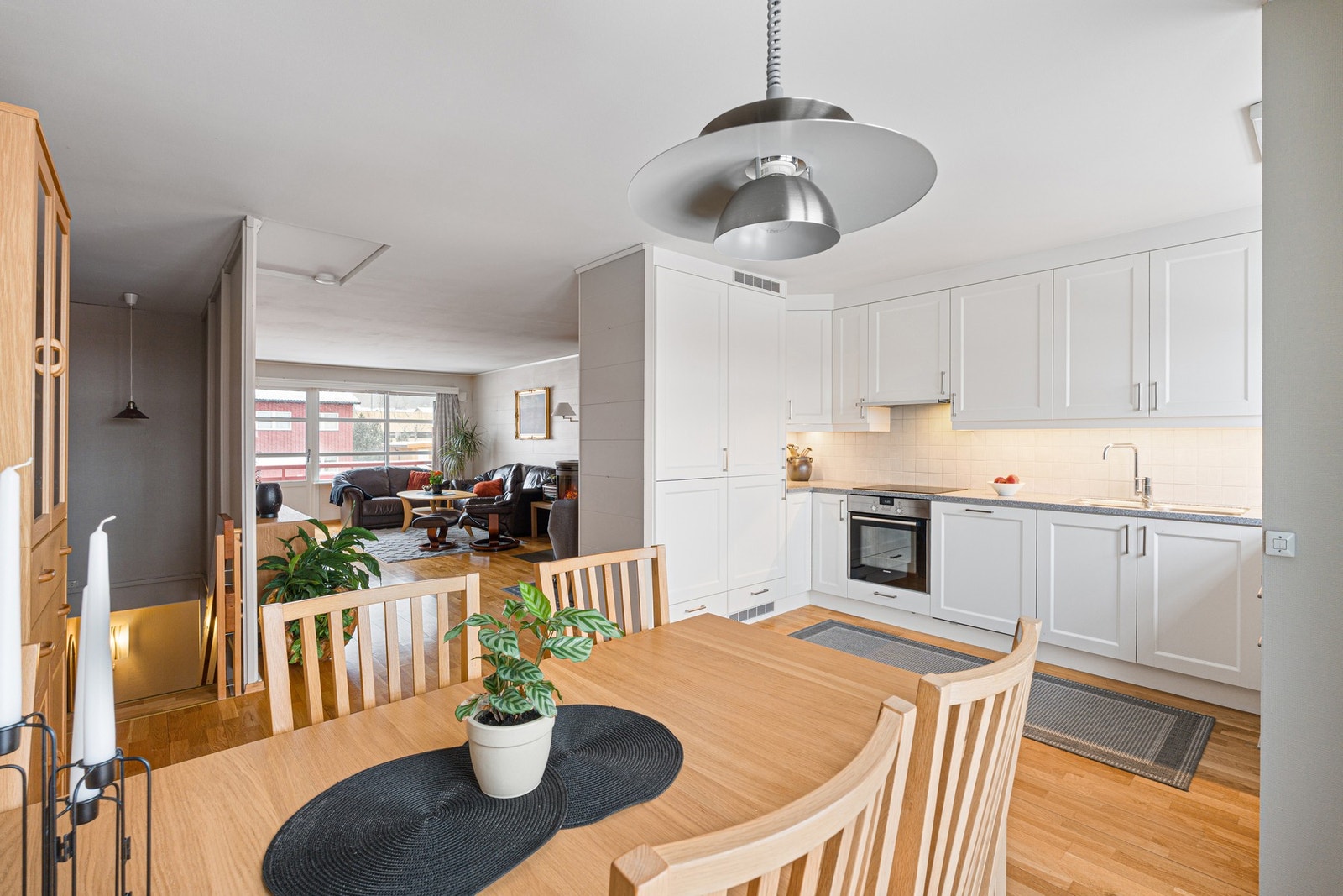 Lyst og pent kjøkken. Galleribilde