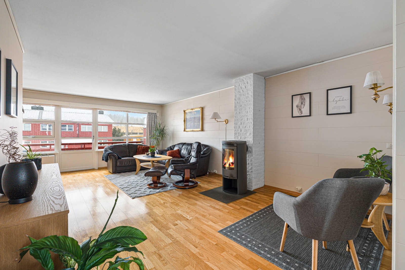 Innholdsrikt og flott rekkehus over tre plan med attraktiv beliggenhet på Flatåsen. Galleribilde