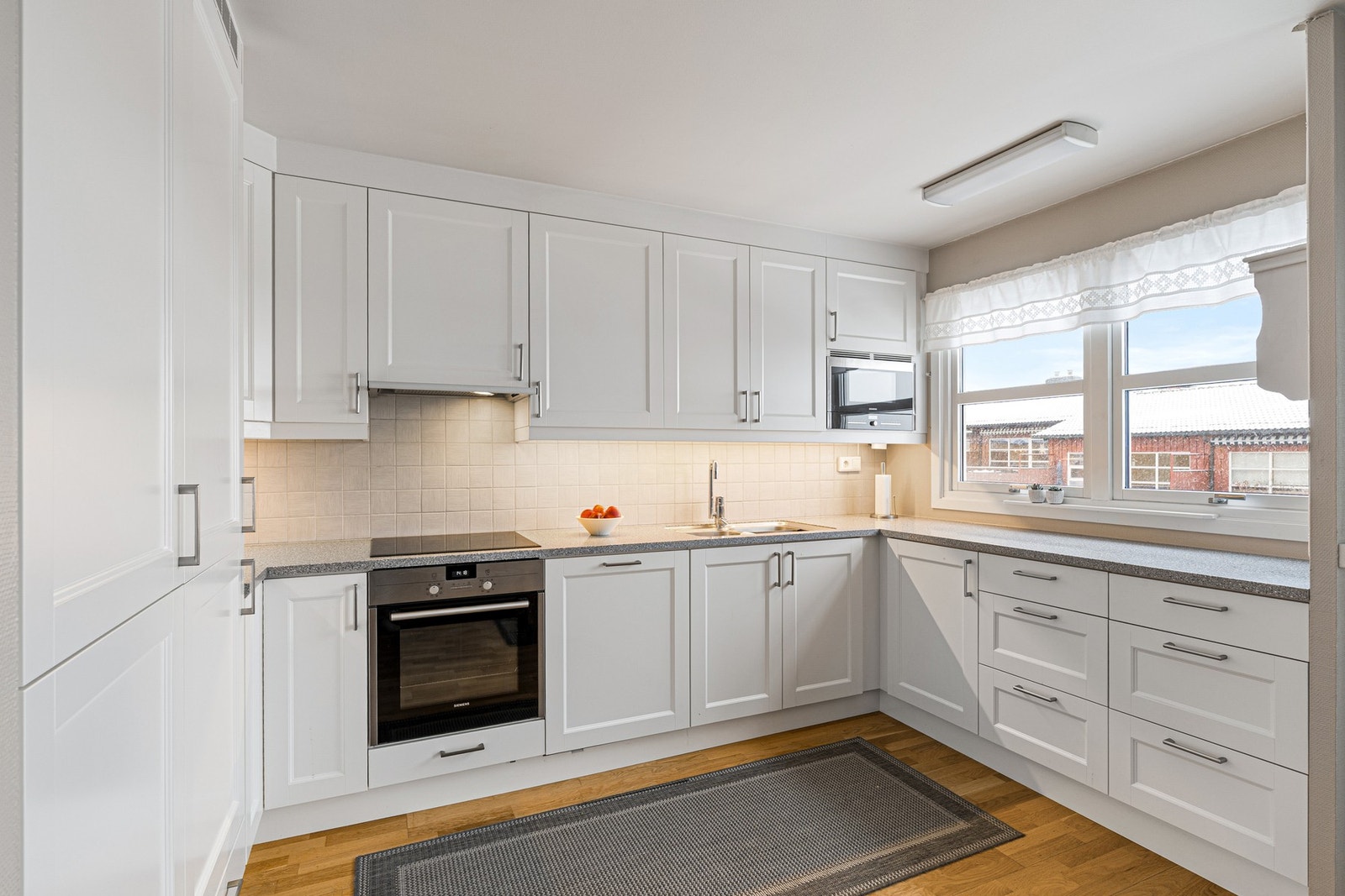 Kjøkkenet har integrerte hvitevarer som mikrobølgeovn, platetopp, komfyr, oppvaskmaskin, frys- og kjøleskap. Galleribilde