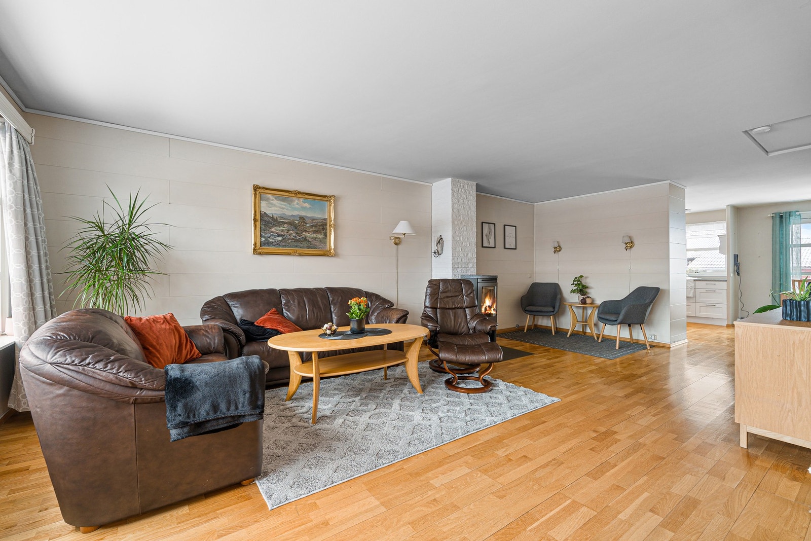 Boligen har en praktisk planløsning med store oppholdsrom. Galleribilde