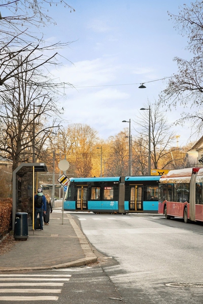 Nærmeste buss- og trikkestopp er under ett minutt unna Galleribilde