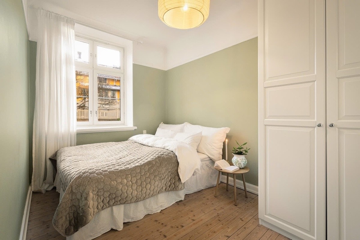 Pent og romslig soverom Galleribilde