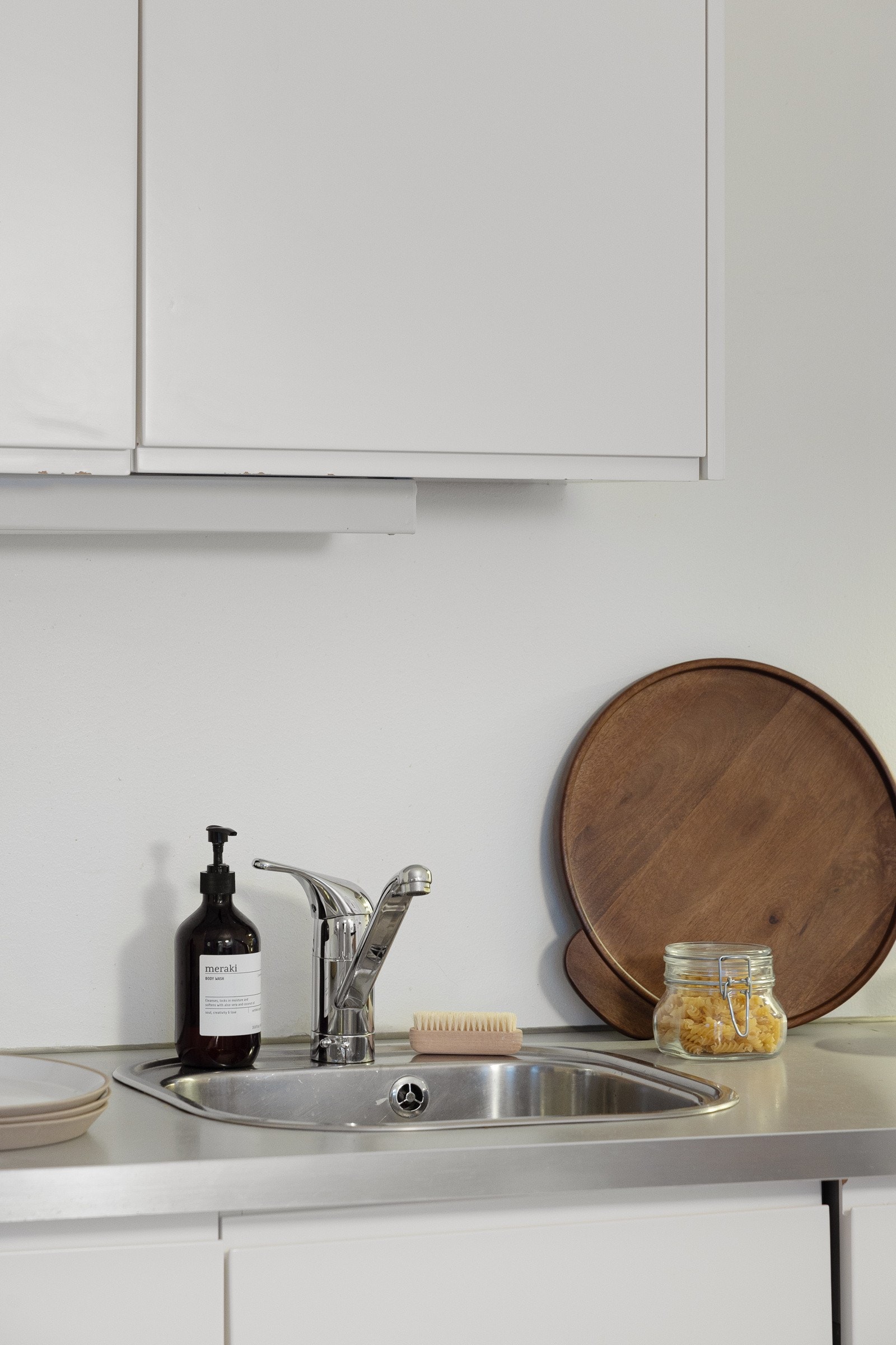 38 mm tykk, grålaminert benkeplate i spon, med nedfelt vaskekum i børstet stål og ettgreps blandebatteri i rustfritt stål. Galleribilde