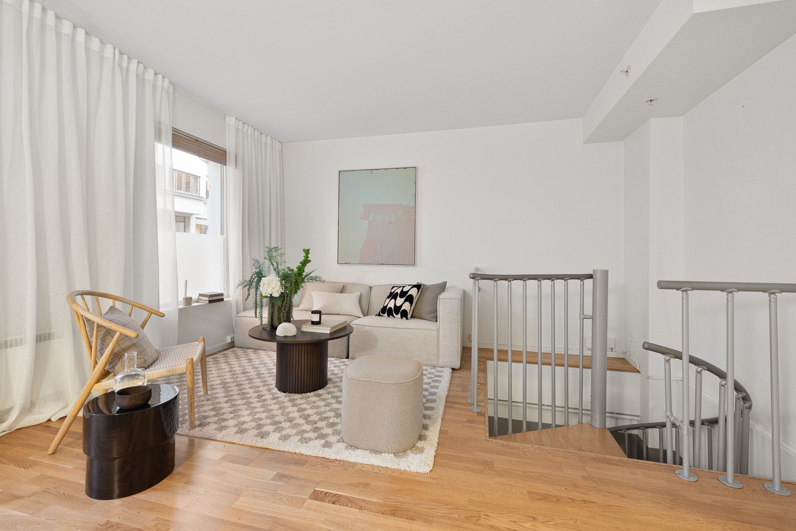 Stilren og romslig stue med god plass til sofagruppe med tilhørende møblement. Galleribilde