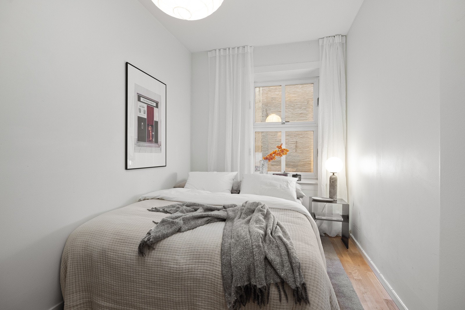 Soverommet har god plass til dobbeltseng og nattbord, samt en praktisk garderobeløsning. Galleribilde