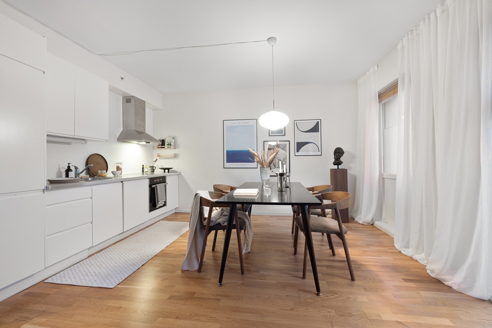 Leiligheten har en praktisk stue/kjøkkenløsning som skaper et sosialt oppholdsrom. Galleribilde