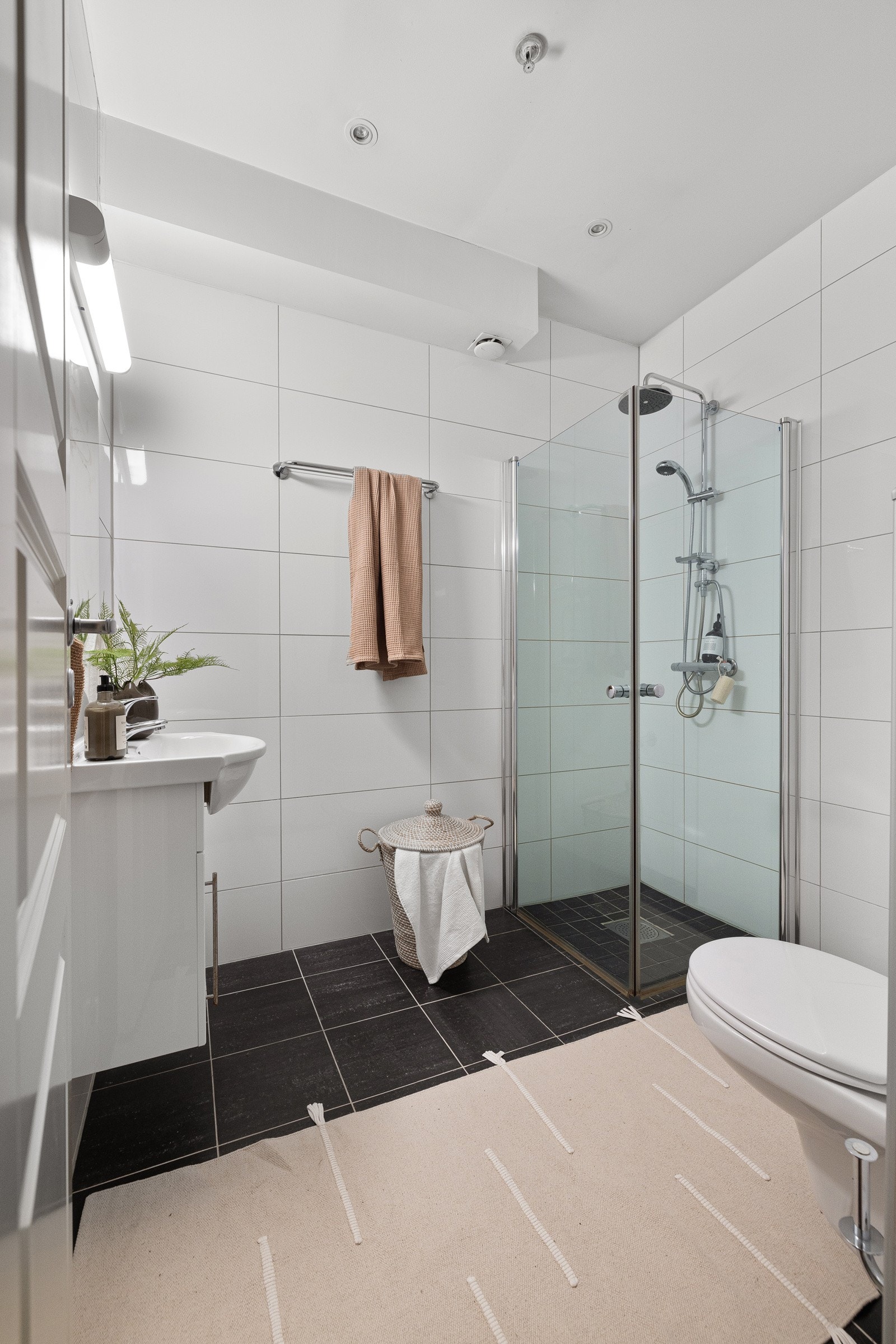 Romslig flislagt bad oppgradert i 2011. Galleribilde