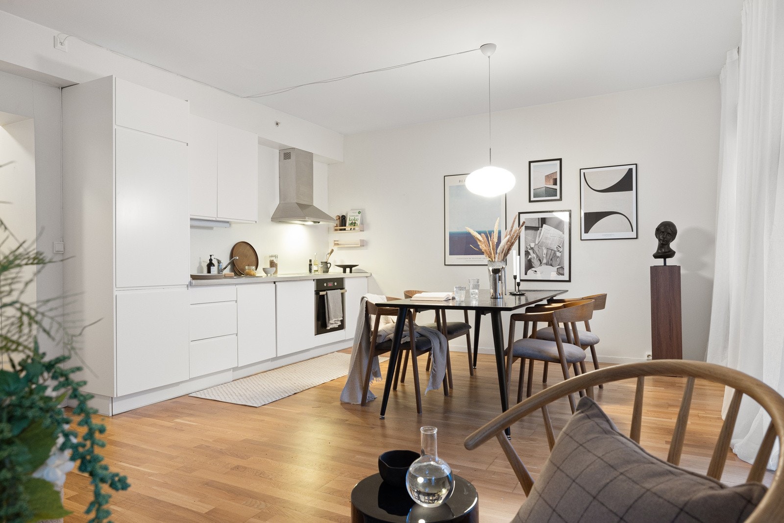 God plass til stort spisebord. Galleribilde