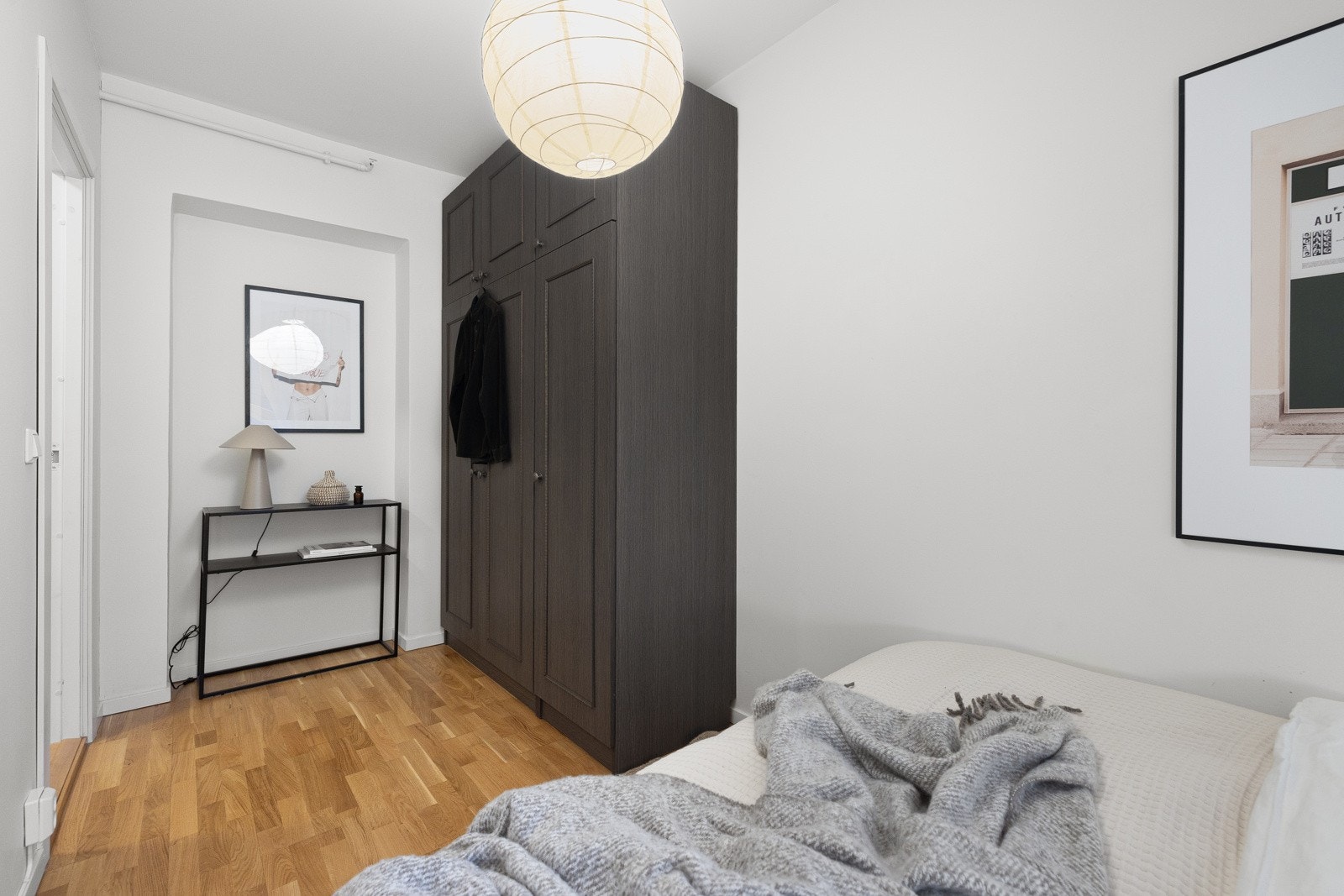 Gardeobeskapet medfølger kjøpet. Galleribilde