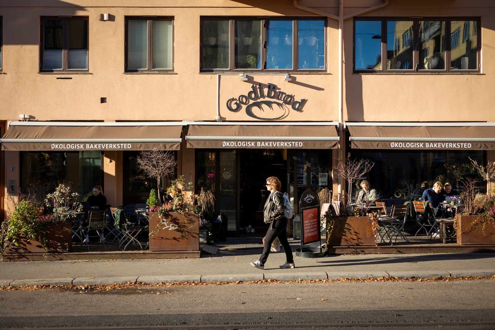 Rett i nærheten finnes også et bredt spekter av restauranter, kaféer og vinbarer som gir en variert og spennende matopplevelse. Galleribilde