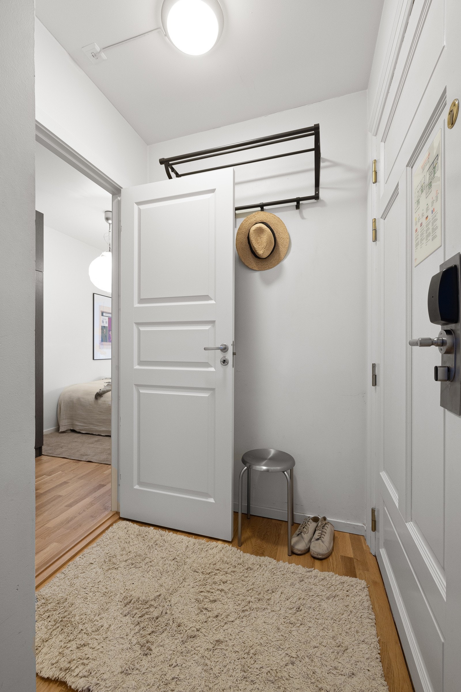 Velkommen inn - Lys entré med parkett på gulv og malte flater. Galleribilde