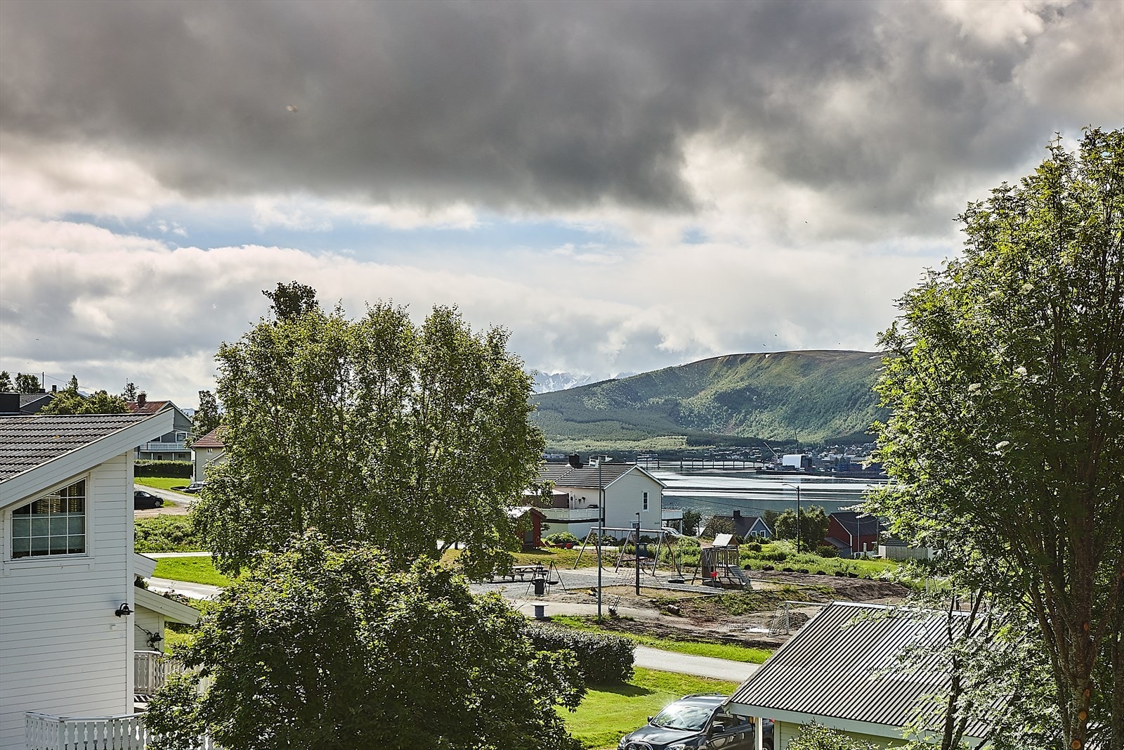 Fasade med utsikt mot nærliggende boligområde og terreng Galleribilde