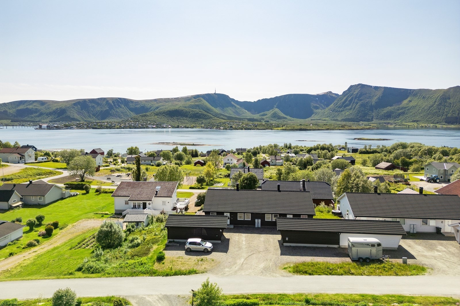 Oversiktsbilde fra drone viser beliggenhet og nærområde Galleribilde