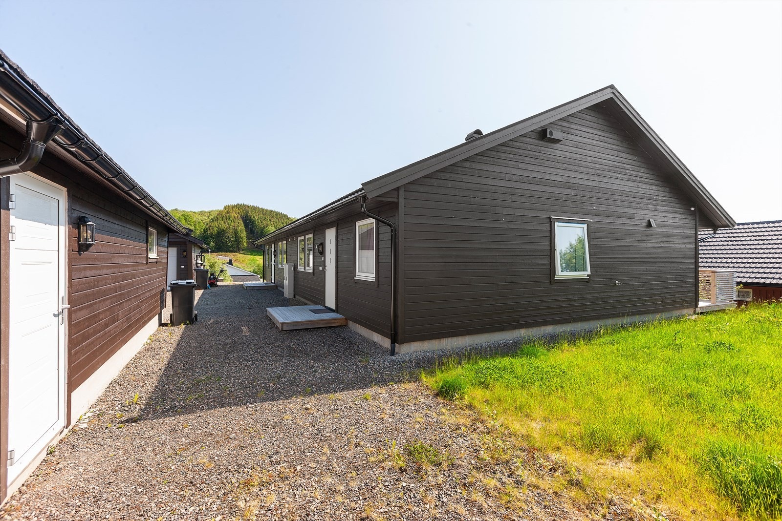 Garasjebod med isolerte vegger og dør i samme stil som port Galleribilde