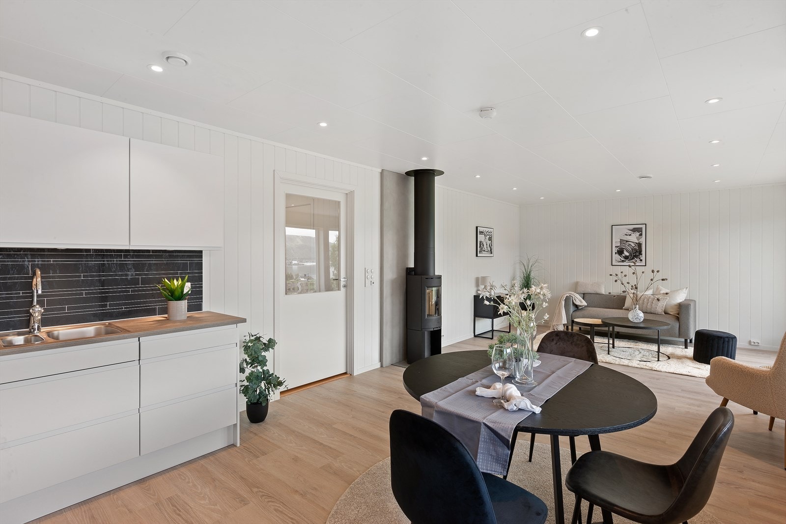 Spiseplass med tilknytning til kjøkken og stue Galleribilde