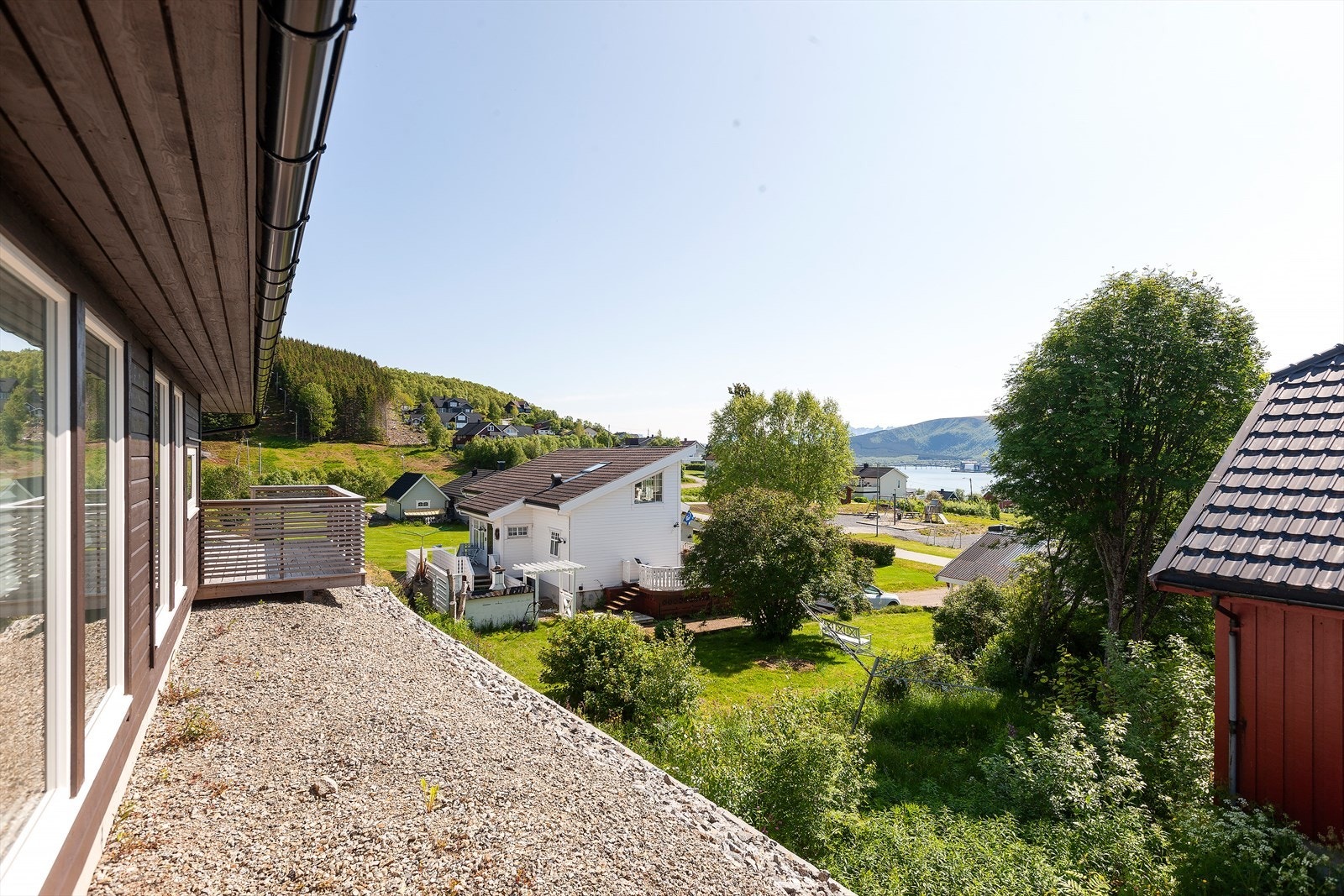 Utsikt mot nærliggende boligområde og terreng fra boligen. Galleribilde