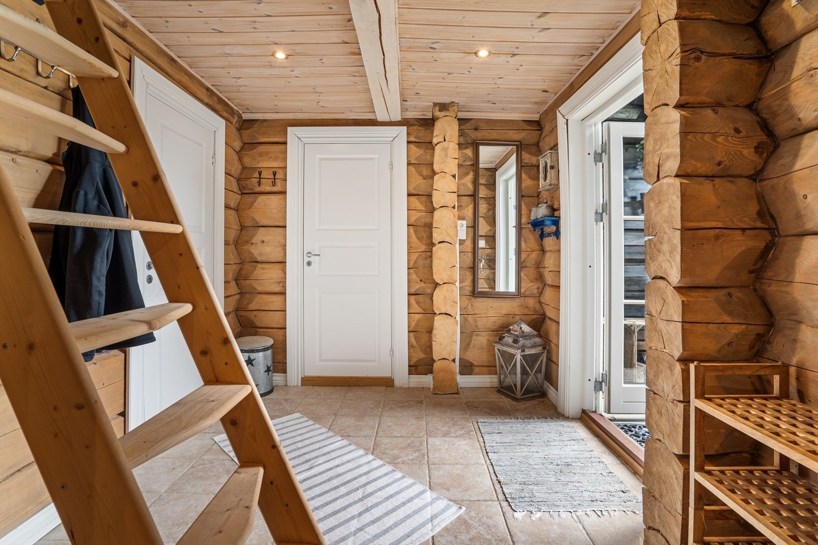 Romslig entré med god plass til oppbevaring av yttertøy og sko Galleribilde