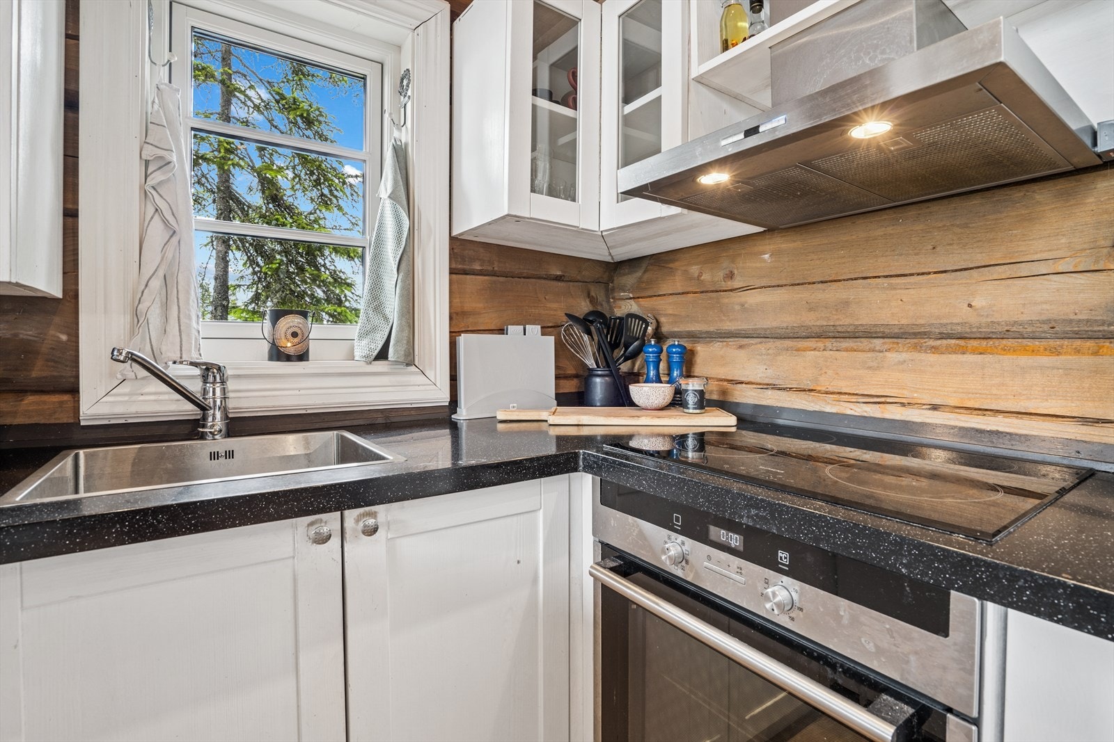 Det er kjøl/fryseskap, oppvaskmaskin, induksjonstopp, stekeovn og komfyrvakt Galleribilde