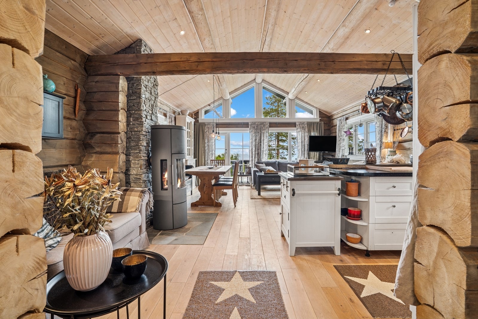 Lun og koselig hytte med mye lys. Galleribilde