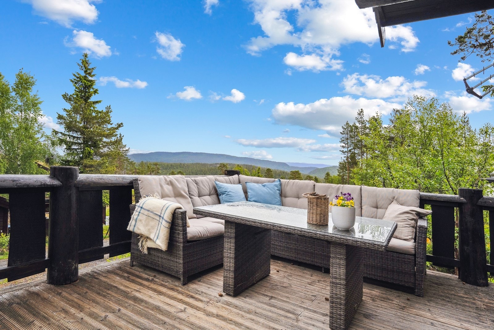 Det er god plass til å innrede med ulike utemøbler, med flott utsikt til omgivelsene Galleribilde