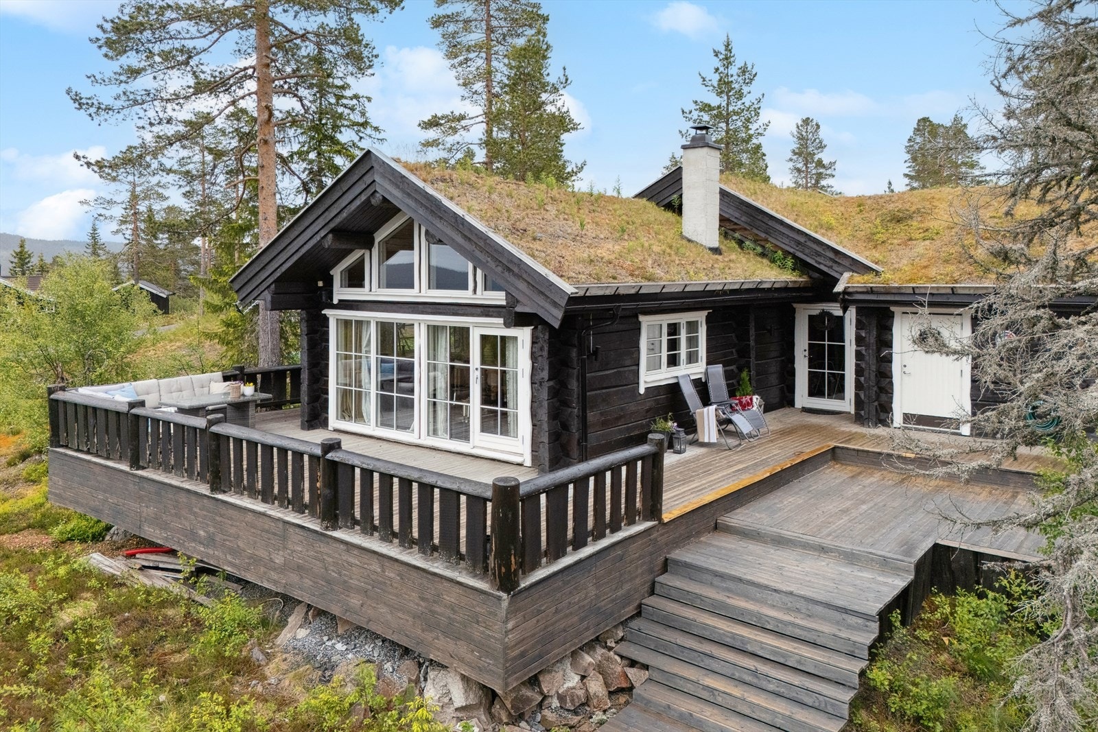 Fine uteplasser rundt hytta, direkte utgang fra stuen til terrassen. Galleribilde