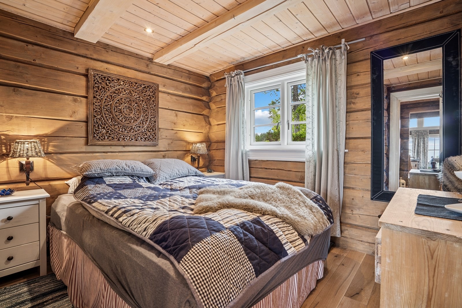 Soverom 1 med god plass til dobbeltseng Galleribilde