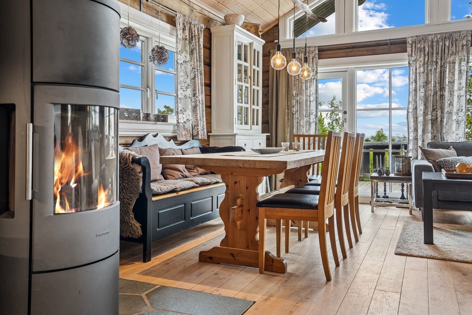 Her har du god plass til å samle familie og venner til et godt måltid og hyttekos Galleribilde