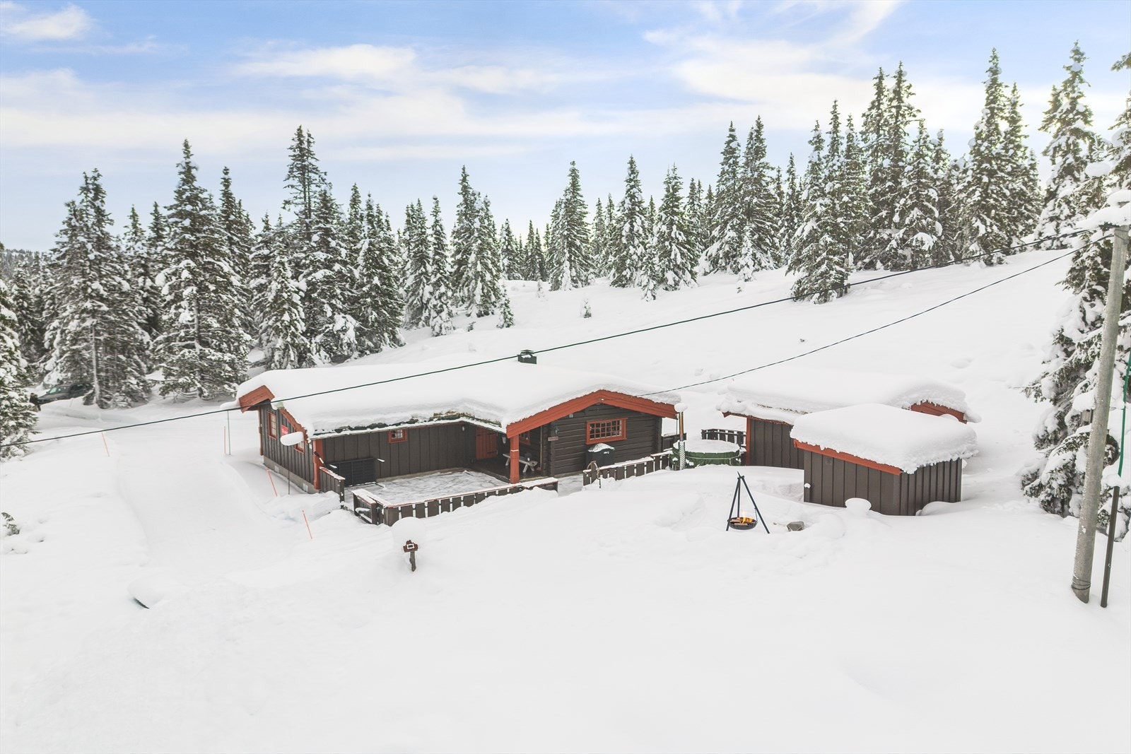 Her er det fin utsikt til Putteskåltjednet og mot Skarvemellen, Rundemellen og Vinjaråsen. Om sommeren kan en nyte solen fra tidlig morgen til sent på kveld, mens den på den mørkeste tiden av året gjemmer seg en periode. Galleribilde