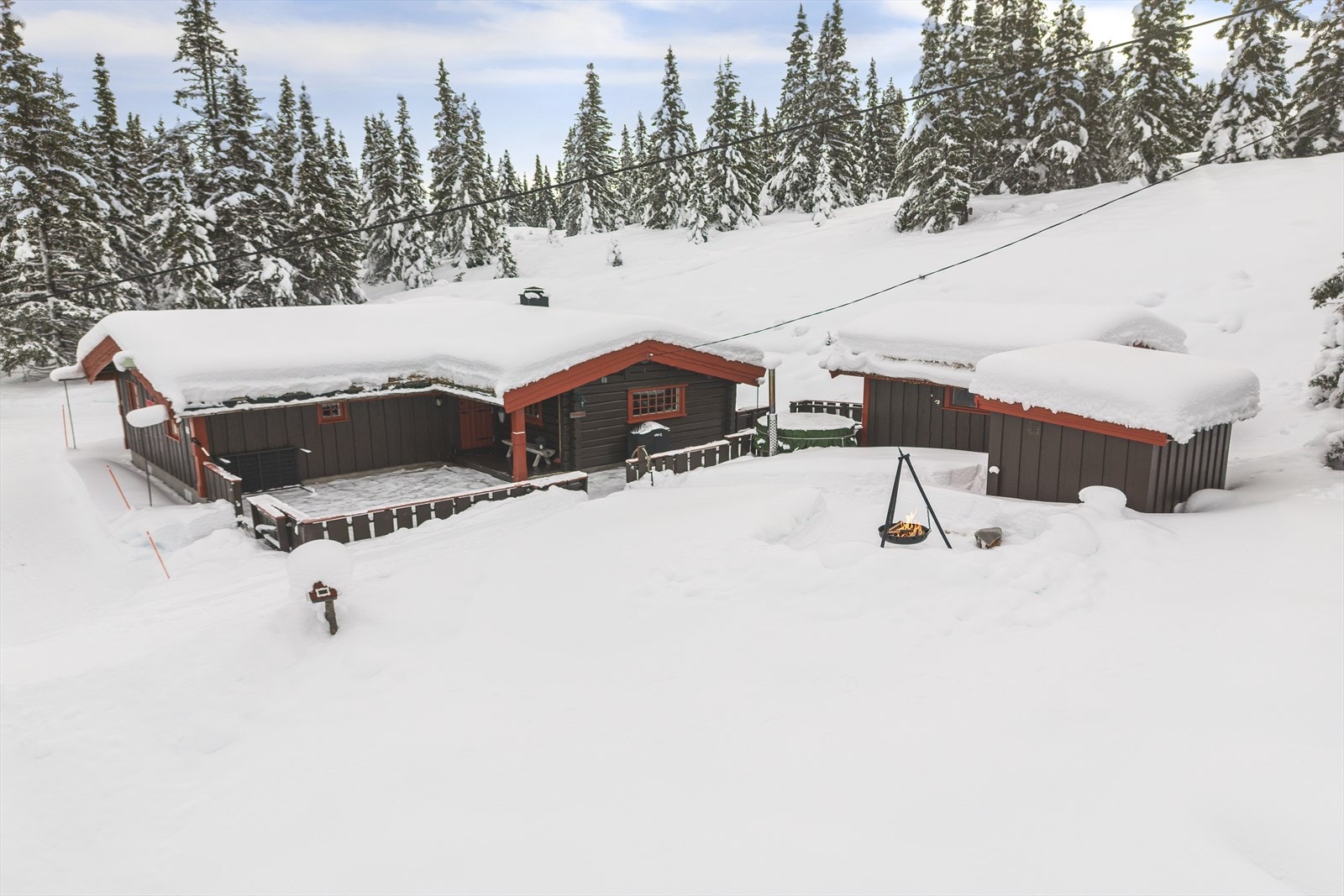 På terrassen er det god plass til flere sittegrupper hvor en kan nyte lange sommerkvelder. Om vinteren er det godt å sette seg i en varm og god badestamp, og bare kikke opp på en vakker stjernehimmel. Galleribilde