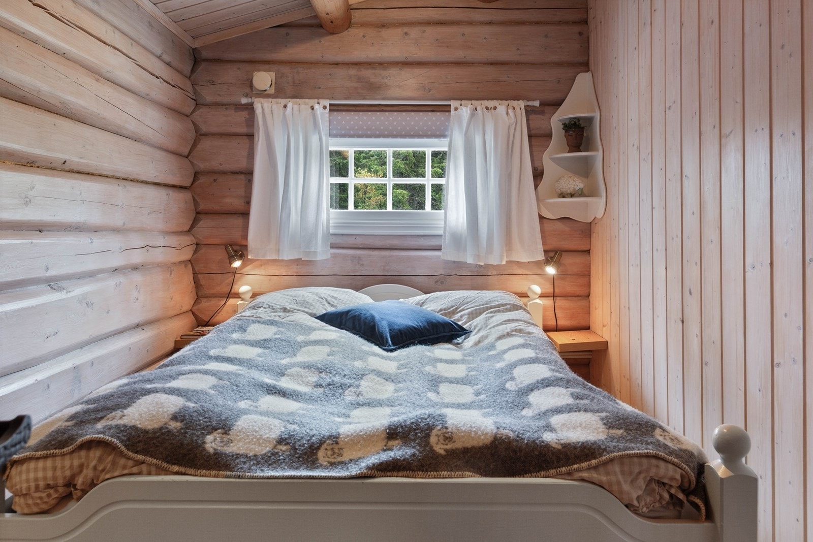 I hytta er det tre fine soverom hvorav ett med dobbeltseng og skap. Galleribilde