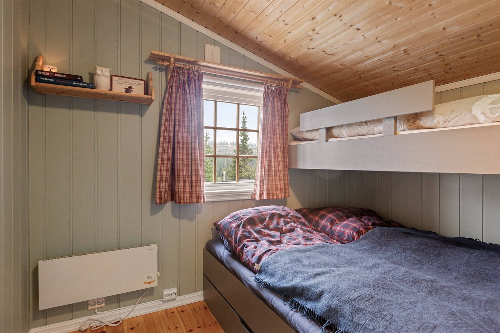 Det tredje soverommet har dobbeltseng med plassbygd køye over. Dobbeltsengen har praktiske skuffer i sokkel, noe som gir godt med oppbevaring. Galleribilde