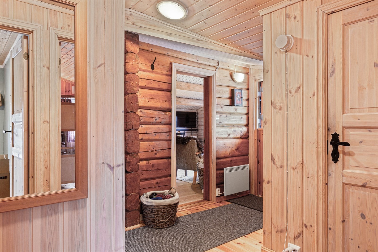 I gangen er det lyst og fint med god garderobeplass. Galleribilde