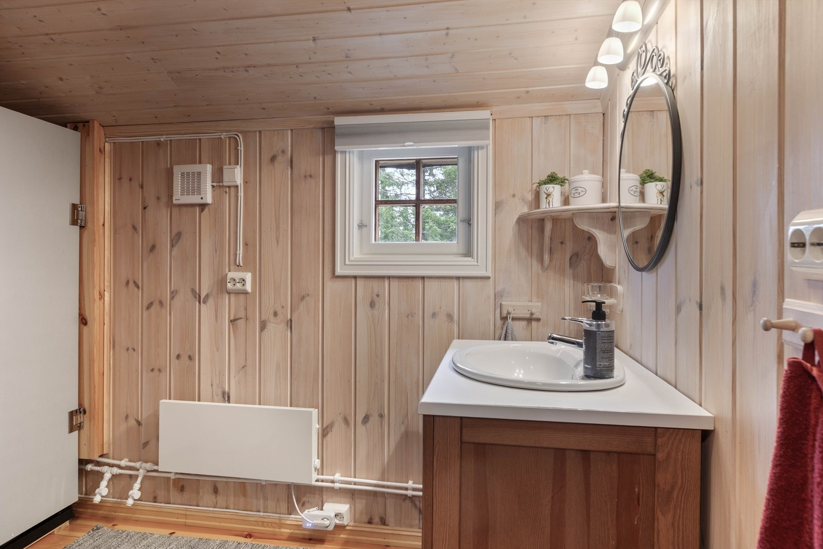 Med vann til yttervegg og pumpe for fylling av stor beholder inne i hytta, har man her god vannforsyning året rundt. Galleribilde