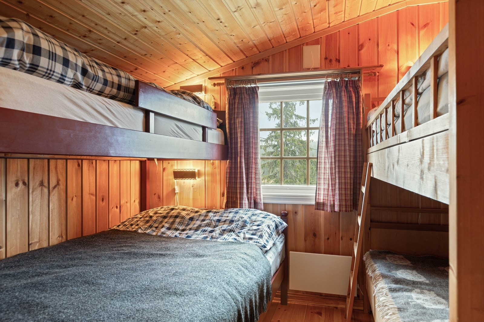 På ett av soverommene er det familiekøyeseng og køyeseng, totalt 5 sengeplasser. Galleribilde