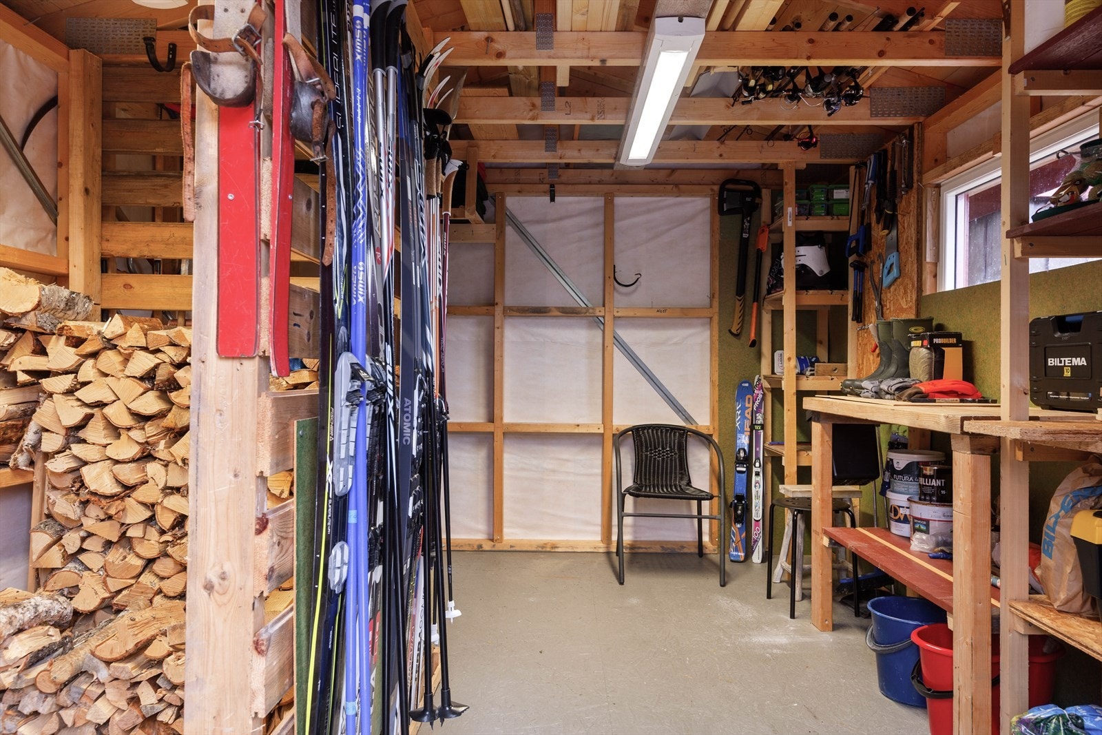 Med eiendommen følger det både uthus og bod/vedskjul. Uthuset har innlagt strøm. Galleribilde